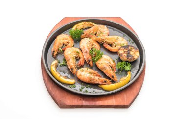 Sarımsaklı ve limonlu kızarmış karides.