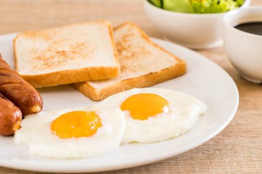 sosis ve ekmek ile kızarmış yumurta