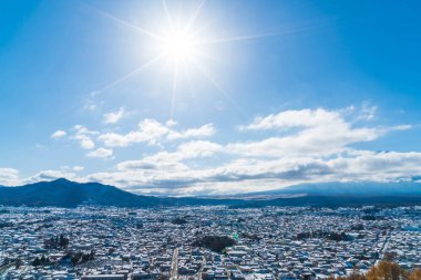 Kawaguchiko şehir manzarası ile kar 