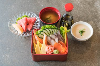 Pirinç bento kutusunda Ham taze sashimi