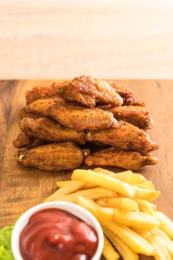 Kızarmış tavuk kanadı.