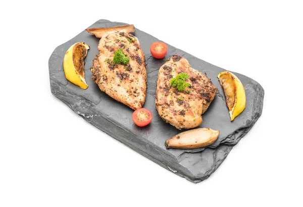 Kayrak plaka üzerinde ızgara tavuk fileto