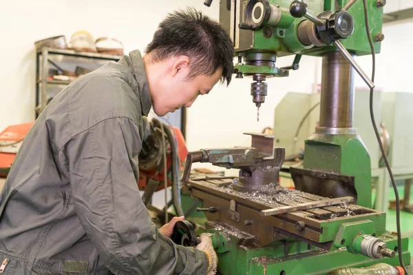 Elektrik mühendisi bir robot makine ile çalışma