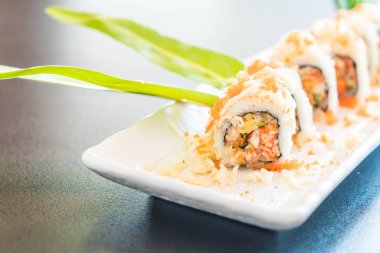 suşi roll maki tempura