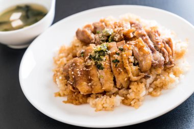 Teriyaki tavuk miso çorbası ile tepesinde pirinç