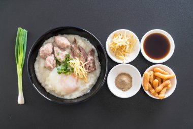 domuz eti ve yumurta ile pirinç lapası