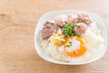 domuz eti ve yumurta ile pirinç lapası