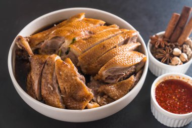 pot demlenmiş Ördek sosu ve ingradients ile