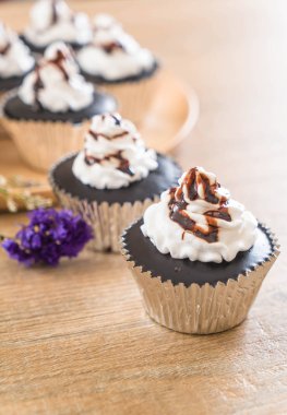 krem şanti ile çikolatalı kek