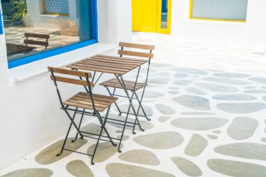 Boş sandalye ve masa açık veranda