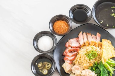 Yumurta noodle kırmızı kızarmış domuz, gevrek domuz eti, köfte ve çorba ile 