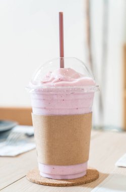 Berry yoğurt smoothie mix