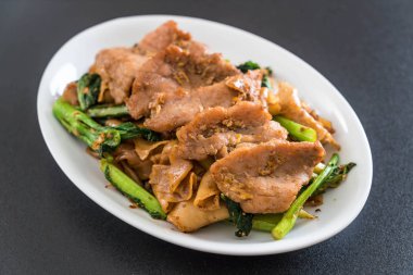 soya sosu ve domuz kızarmış noodle 