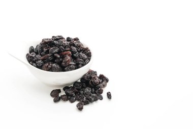 Beyaz üzerine siyah kuru üzüm