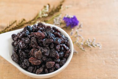 kabın içinde siyah kuru üzüm