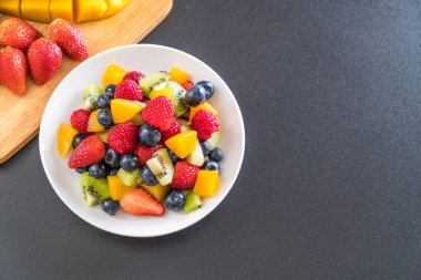 karışık taze meyve (çilek, ahududu, yaban mersini, kivi, mang