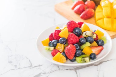 karışık taze meyve (çilek, ahududu, yaban mersini, kivi, mang