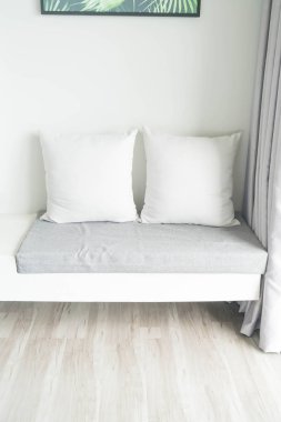 Oturma odasında kanepe dekorasyon güzel yastık 