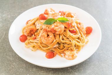 Spagetti karides, domates, fesleğen ve peynir ile 