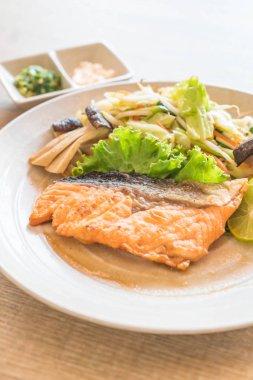 sebze ile kızarmış som balığı biftek