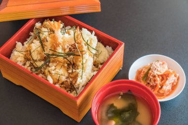 karides tempura kutusunu küme 