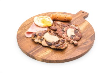 ahşap plaka üzerinde ızgara biftek mix