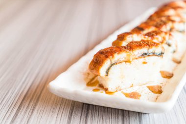 yılan balığı (unagi suşi)