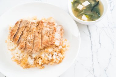 Teriyaki domuz miso çorbası ile tepesinde pirinç