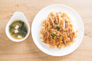 Teriyaki tavuk miso çorbası ile tepesinde pirinç