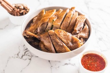 pot demlenmiş Ördek sosu ve ingradients ile