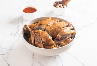 pot demlenmiş Ördek sosu ve ingradients ile