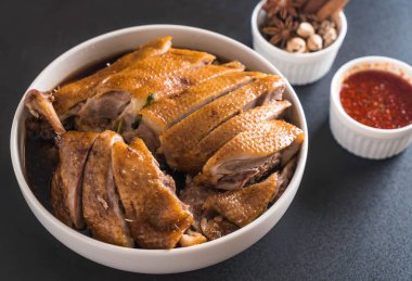 pot demlenmiş Ördek sosu ve ingradients ile