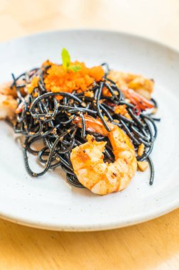 siyah spagetti karides