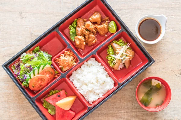 kızarmış tavuk bento koymak