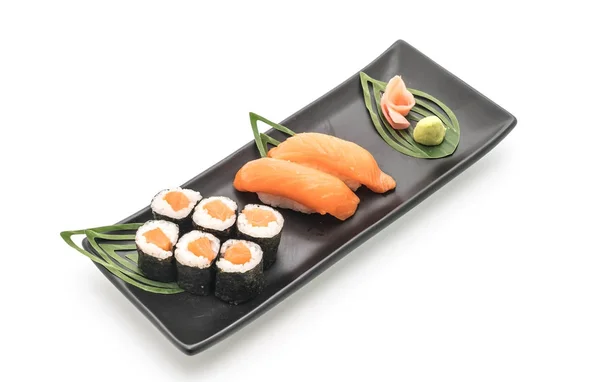 Salmão nigiri e sushi maki - estilo de comida japonesa — Fotografia de Stock