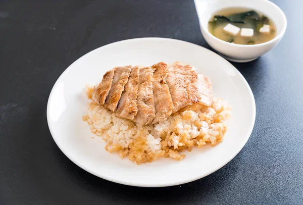 Teriyaki domuz miso çorbası ile tepesinde pirinç