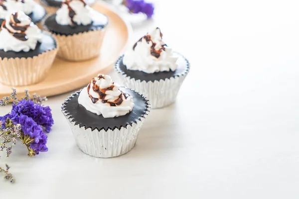 Bolo copo de chocolate com chantilly — Fotografia de Stock