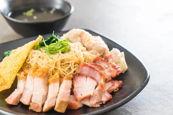 Yumurta noodle kırmızı kızarmış domuz, gevrek domuz eti, köfte ve çorba ile 