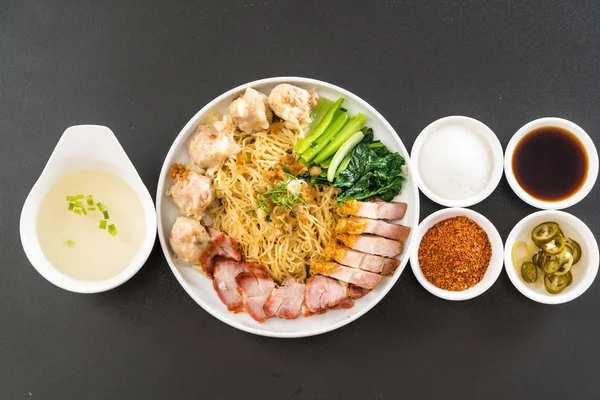 Yumurta noodle kırmızı kızarmış domuz, gevrek domuz eti, köfte ve çorba ile 