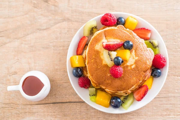 Pancake with mix fruits — Stock Photo, Image