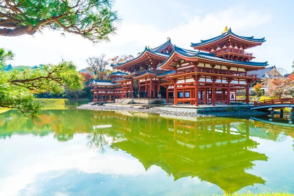 Güzel mimari Byodo içinde Kyoto tapınakta.