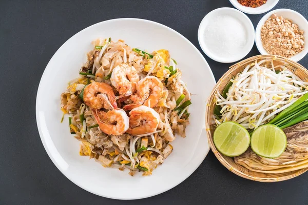 Thai gebratene Nudeln "Pad Thai" mit Garnelen — Stockfoto