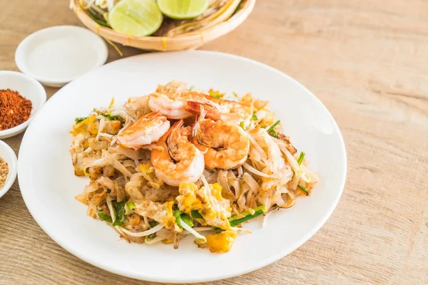 Thajské smažené nudle s krevetami "Pad Thai" — Stock fotografie