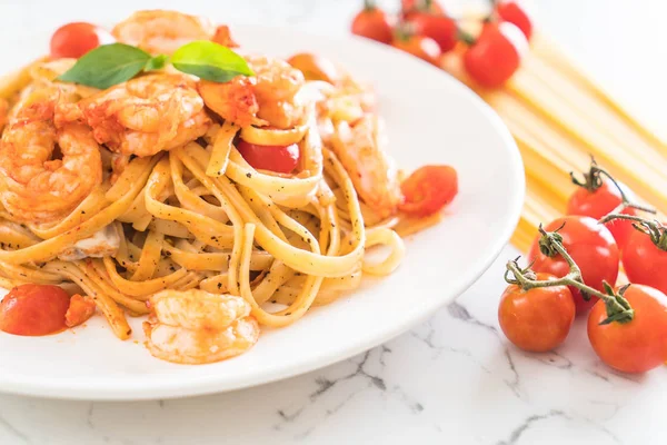 Spagetti karides, domates, fesleğen ve peynir ile 