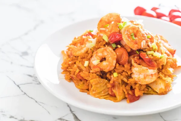 Kore baharatlı sos ve karides kızarmış pilav