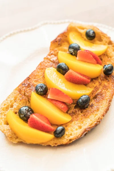 French toast with peach, strawberry and blueberries — Stock Photo, Image