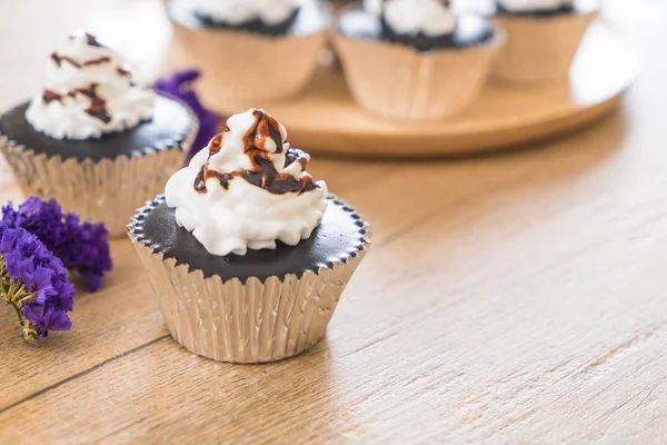 krem şanti ile çikolatalı kek