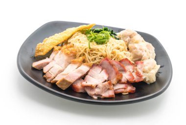 Yumurta noodle kırmızı kızarmış domuz, gevrek domuz eti ve köfte ile