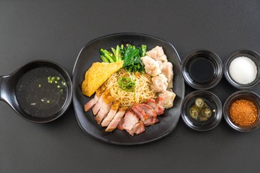 Yumurta noodle kırmızı kızarmış domuz, gevrek domuz eti, köfte ve çorba ile 