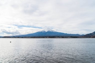 Japonya 'daki Kawaguchiko Gölü' nde Fuji Dağı..